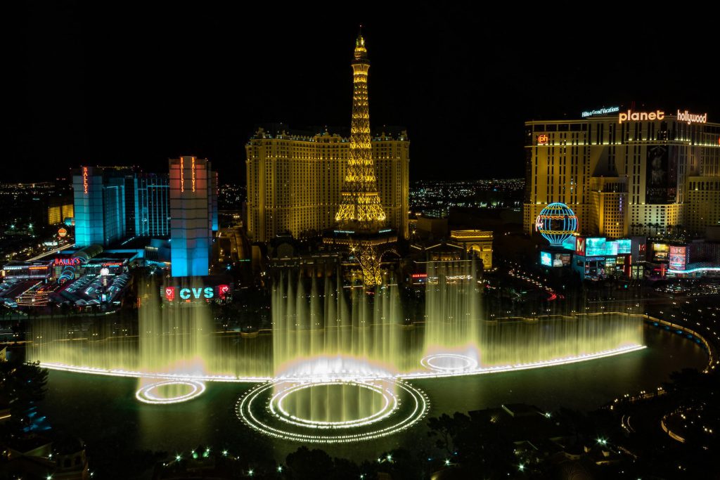 the fountains of the bellagio show in las vegas at night
