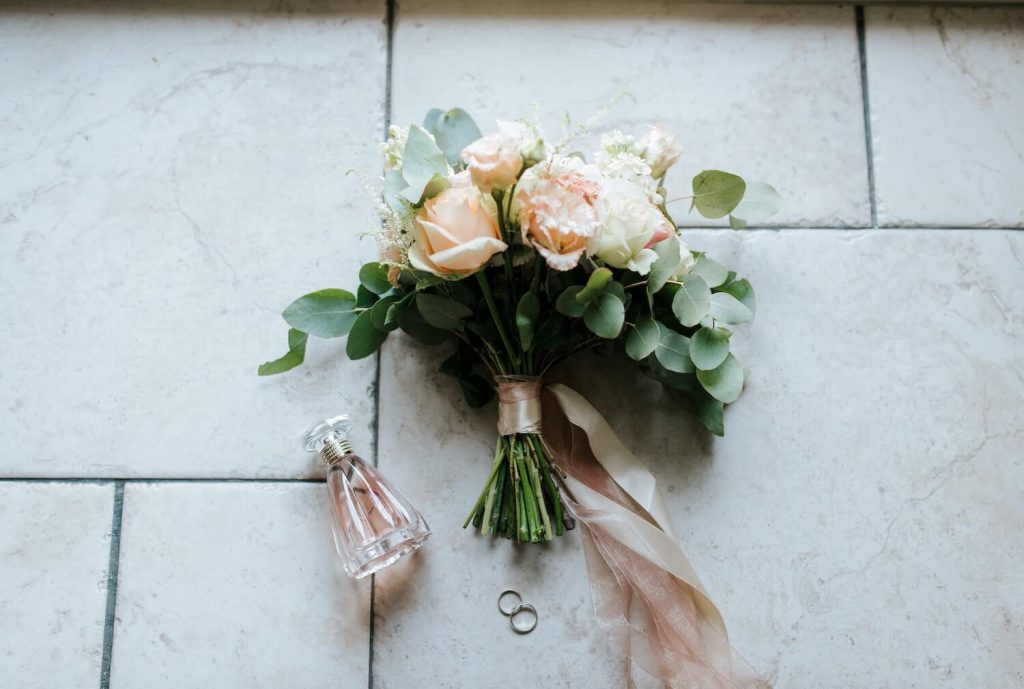 origins of wedding bouquet toss