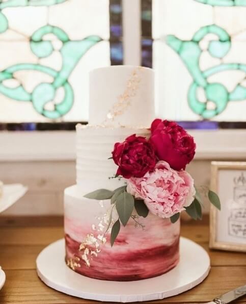 wedding cake coordinated with your wedding colors unique wedding cake idea