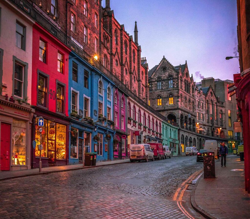 A cobblestone street and colorful buildings in Edinburgh, Schotland