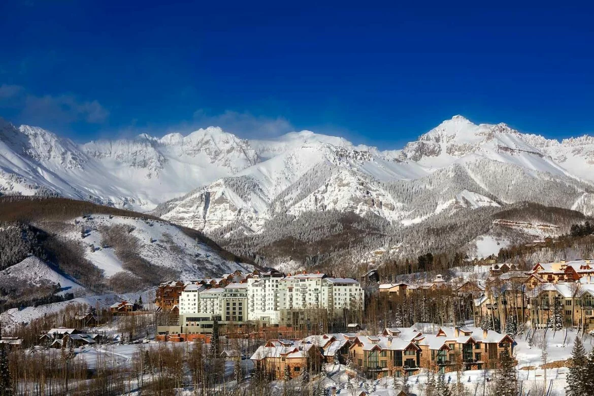 Ski resorts in Telluride with snowcapped mountains in the background