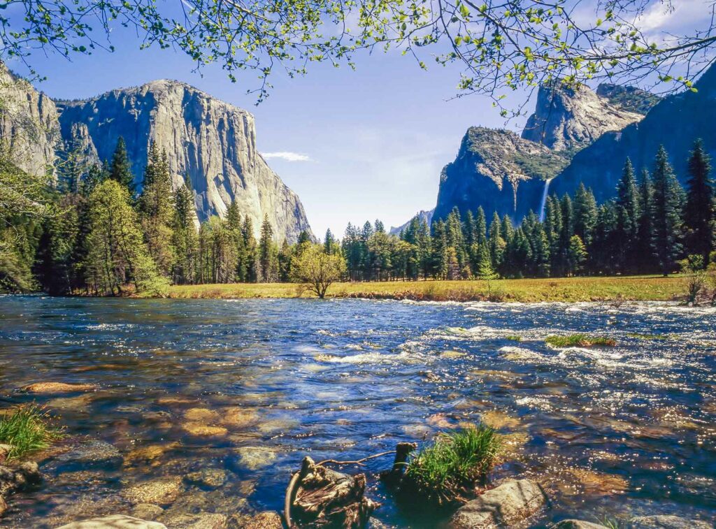 A view of water and mountains at Yosemite National Park