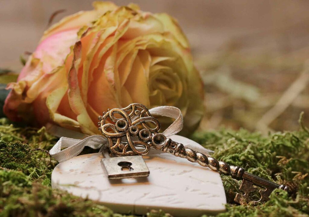 Wedding favor gift idea: a keychain shaped like a key